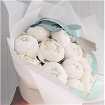 Букет из 11 белых пионов